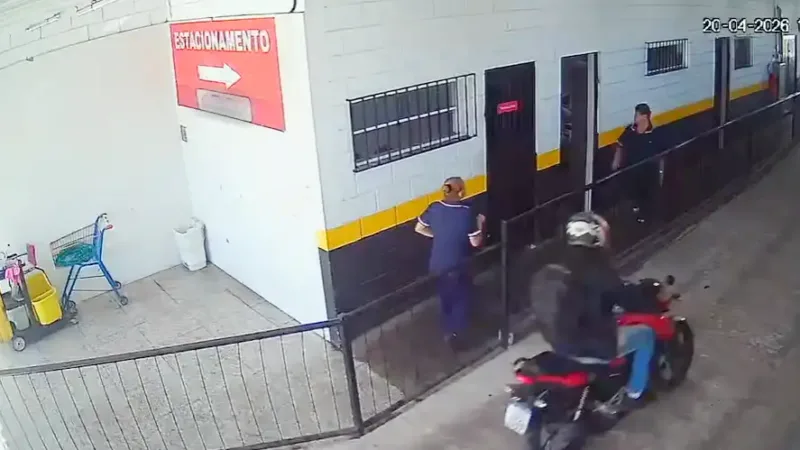Motocicleta furtada em estacionamento de supermercado