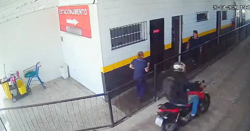 Motocicleta furtada em estacionamento de supermercado