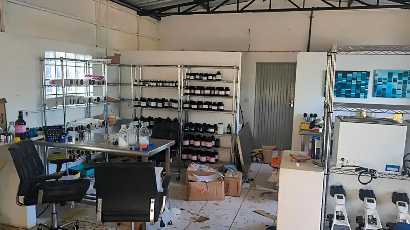Operação da Polícia Civil e VISA fecham laboratório clandestino de drogas
