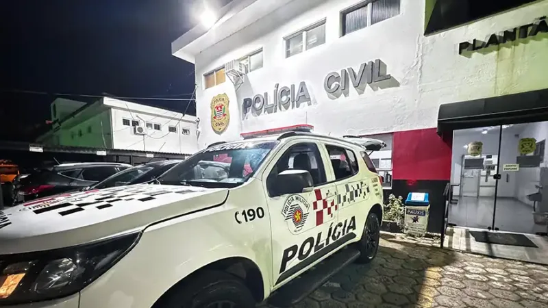 Traficante armado é preso ao passar na frente de delegacia