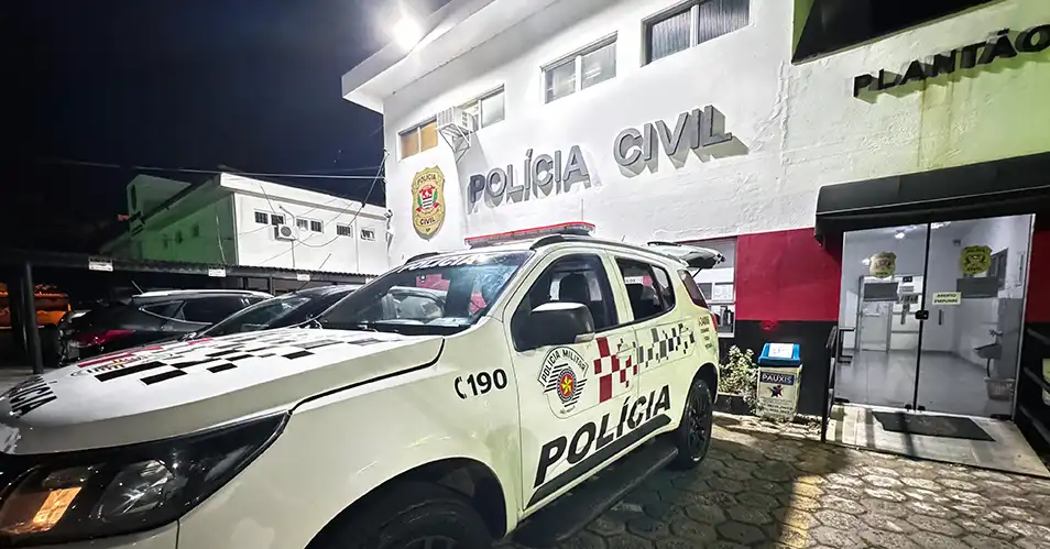 Traficante armado é preso ao passar na frente de delegacia