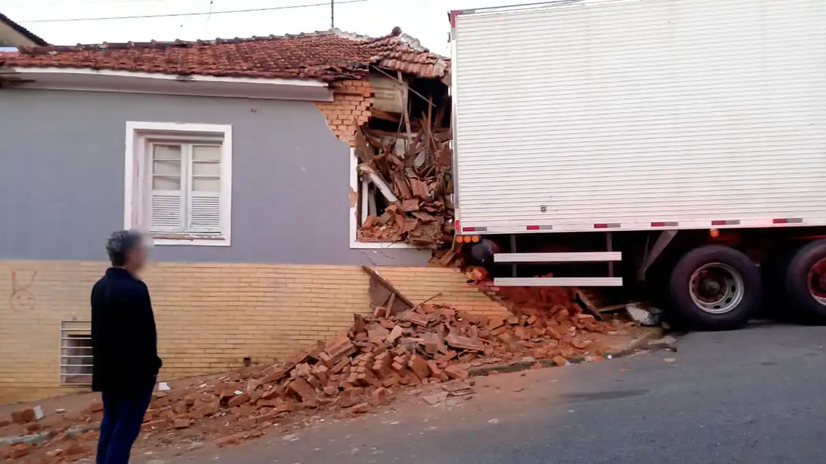 Caminhão desgovernado atinge residência em Bragança Paulista
