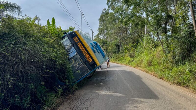 Ônibus da JTP tomba com passageiros em Bragança Paulista
