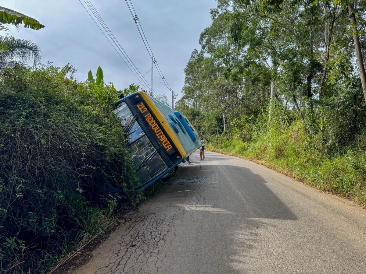 Ônibus da JTP tomba com passageiros em Bragança Paulista
