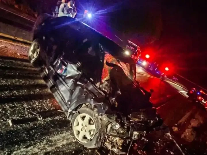 Perseguição, acidente e troca de tiros terminam com criminoso e trabalhador mortos