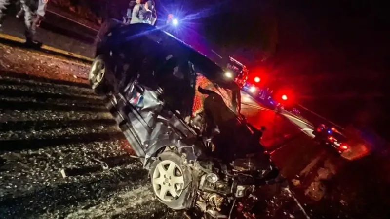 Perseguição, acidente e troca de tiros terminam com criminoso e trabalhador mortos
