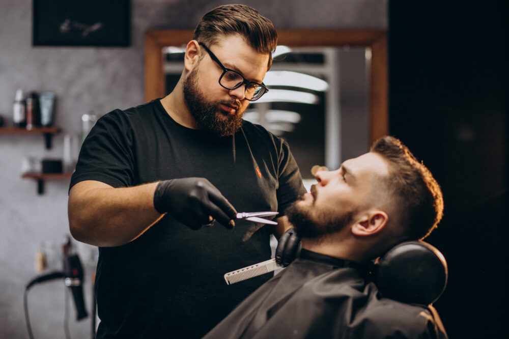 Inscrições para cursos de Barbearia e Design de Sobrancelhas vão até dia 8