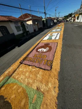 Corpus Christi: tapetes coloridos e fé movimentam igrejas