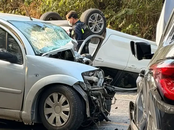 Senhor de 69 anos morre em colisão de cinco veículos na Capitão Bardoino