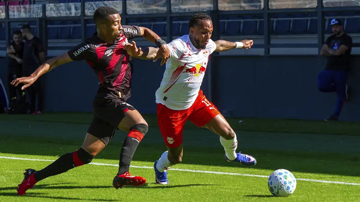 Red Bull Bragantino vence o Athletico Paranaense em jogo amistoso
