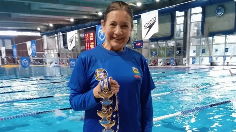 Regina Aguiar conquista ouro e recorde no Sul-Americano Master de Natação