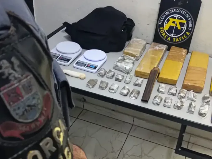 Casal é preso com tijolos de maconha e simulacro de arma