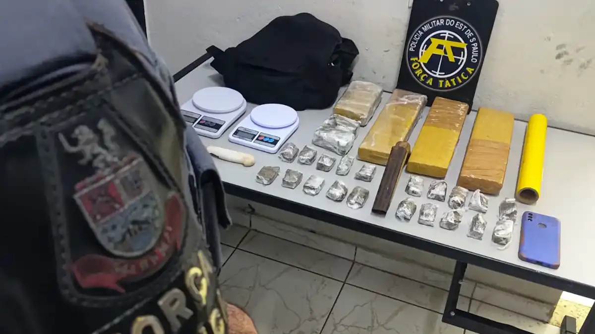 Casal é preso com tijolos de maconha e simulacro de arma