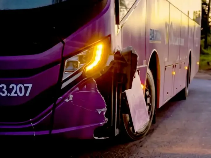 Ônibus da JTP se envolve em acidente na zona rural de Bragança Paulista