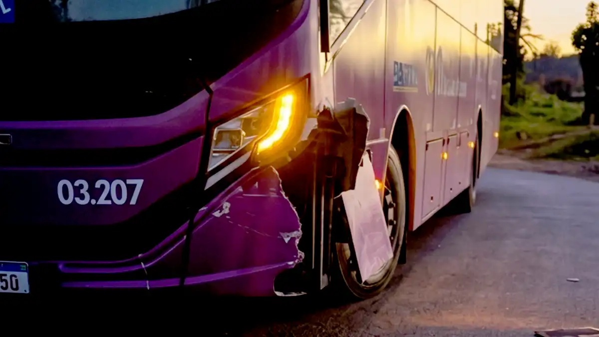 Ônibus da JTP se envolve em acidente na zona rural de Bragança Paulista