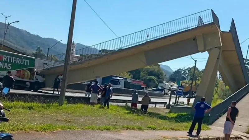 Passarela cai após acidente na Fernão Dias em Vargem; há mortos