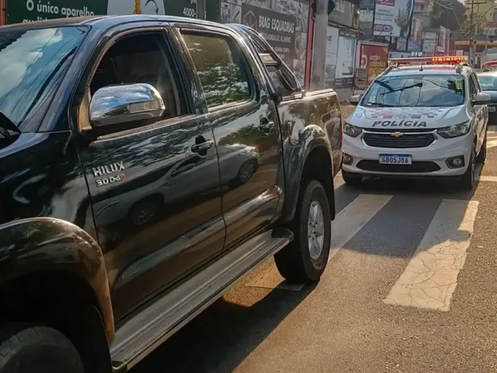 Receptador é preso próximo à delegacia com caminhonete furtada