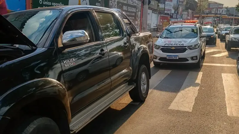 Receptador é preso próximo à delegacia com caminhonete furtada