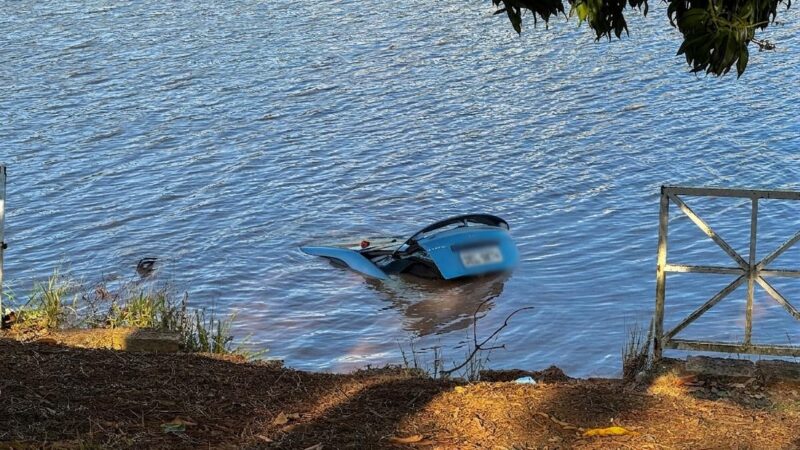 Carro cai no Lago do Taboão e motorista morre