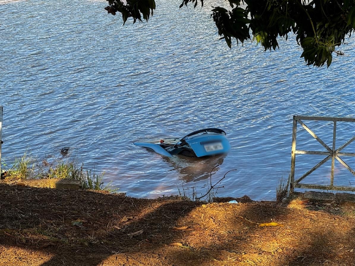 Carro cai no Lago do Taboão e motorista morre