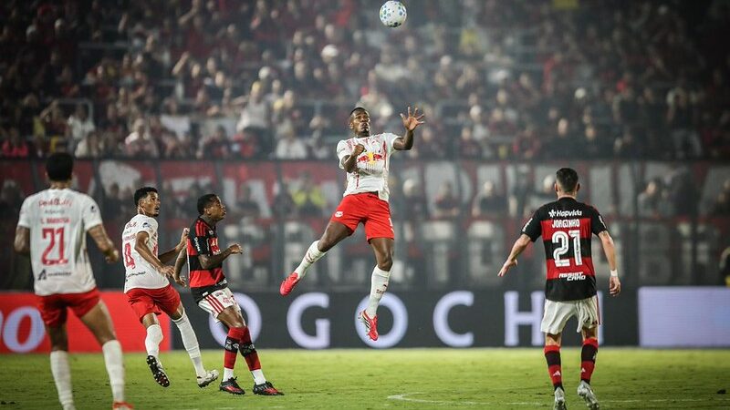 Bragantino enfrenta o líder Flamengo no Rio de Janeiro