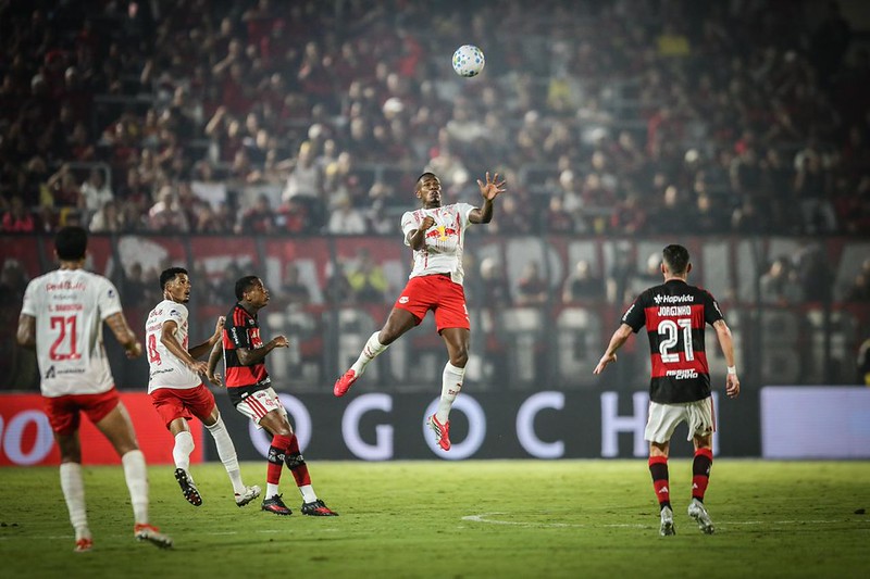Bragantino enfrenta o líder Flamengo no Rio de Janeiro