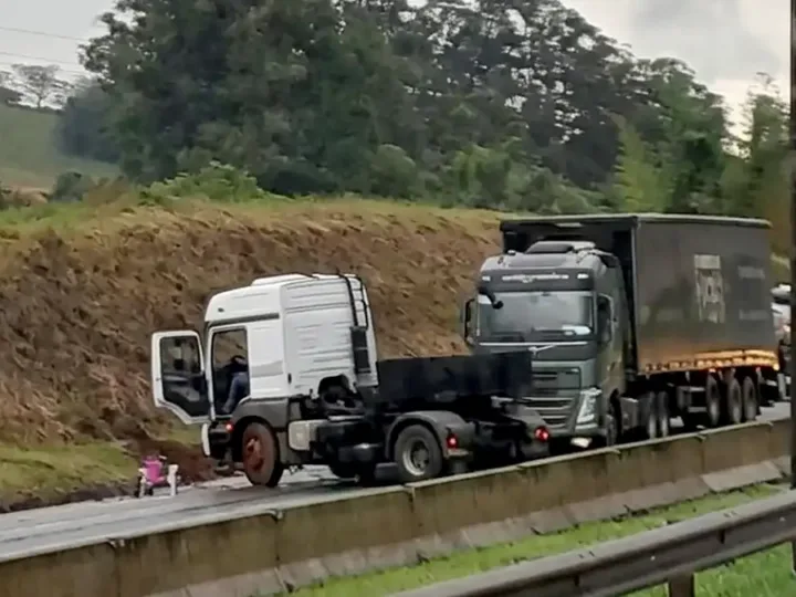 Acidente com carreta interdita parcialmente Fernão Dias