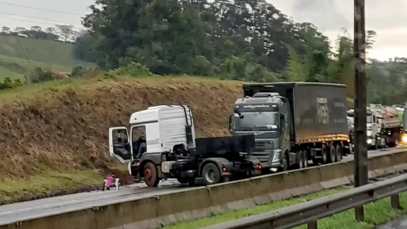 Acidente com carreta interdita parcialmente Fernão Dias