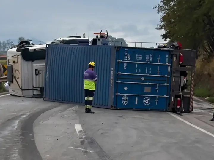 Carreta com contêiner tomba na Fernão Dias, em Bragança Paulista