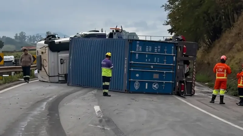 Carreta com contêiner tomba na Fernão Dias, em Bragança Paulista