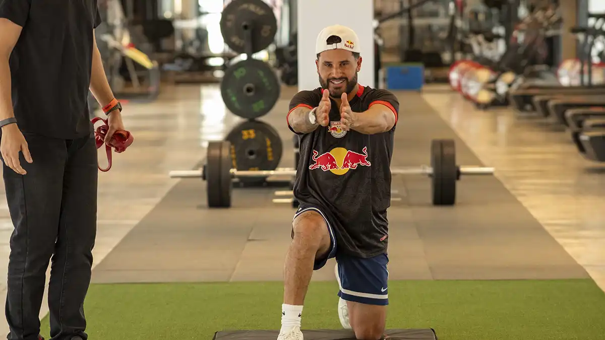 Surfista Italo Ferreira realiza avaliações no CPD do Red Bull Bragantino