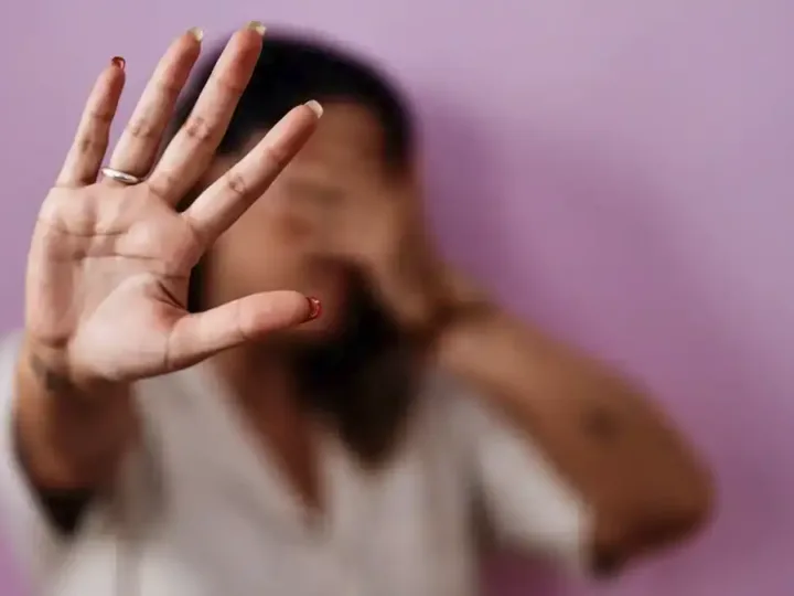 Mãe e filha são vítimas de violência doméstica; agressor é preso