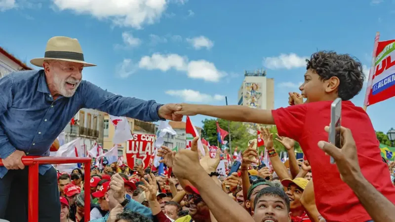 Apoiadores de Lula realizam passeata em Bragança Paulista