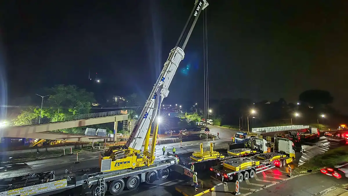 Instalação de passarela falha e será retomada na madrugada