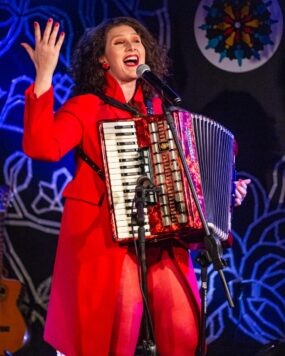 Cantora Tchella faz pocket show dia 23 na Garaginha