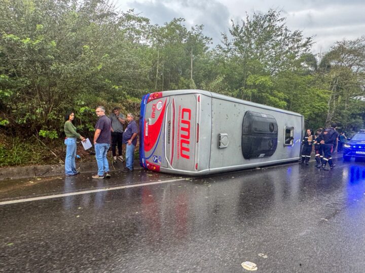 Micro-ônibus capota na Variante do Guaripocaba; 4 ficam feridos